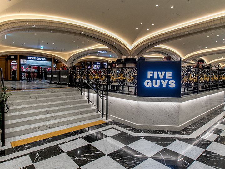 「FIVE GUYS(ファイブ・ガイズ)」
アメリカ・バージニア州初のハンバーガーショップで、全世界に1700店舗以上を展開する有名店。イートインスペースも広め。