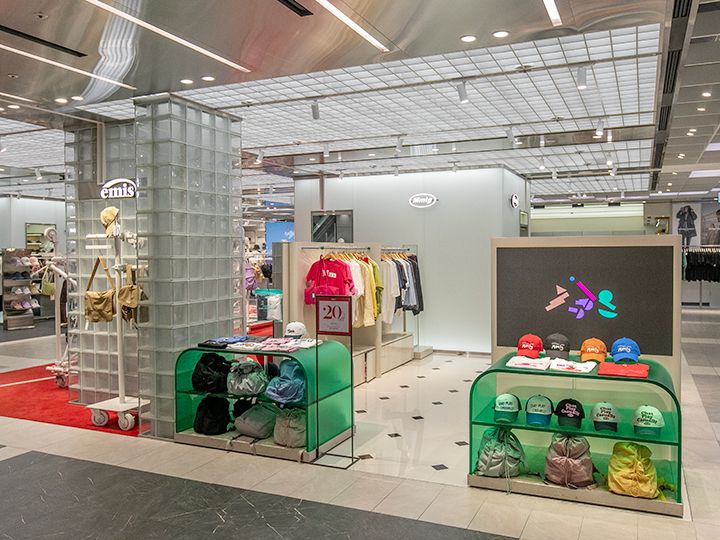 「emis(イミス)」
小顔効果もあるとされるキャップを中心に、ストリートカジュアル系のバッグや小物が並びます