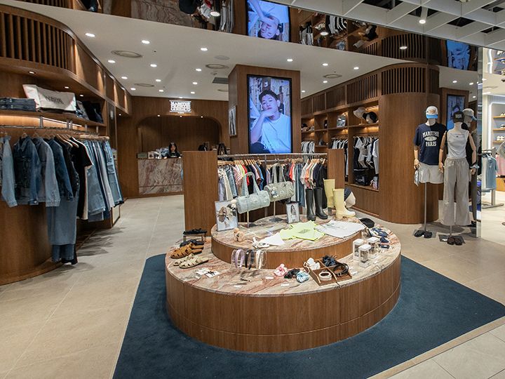 「MARITHE+ FRANCOIS GIRBAUD(マリテ+フランソワ・ジルボー)」
フランスで1972年に誕生したファッションブランドで、韓国の芸能人が愛用したことで、一気にブームに!