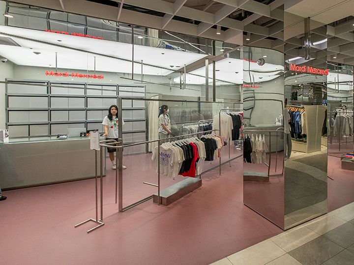 「Mardi Mercredi(マルディ・メクルディ)」
漢南洞(ハンナムドン)の大人気ファッションショップで、大きな花がデザインされたトレーナーでお馴染み!百貨店にも入店している支店です。