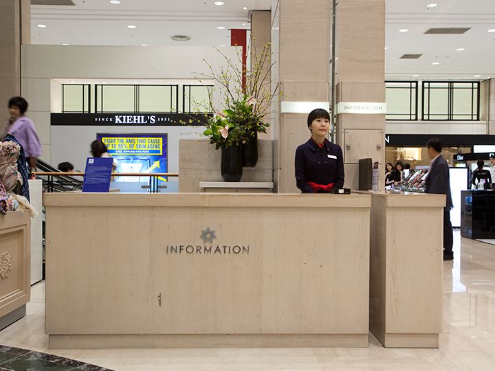 「サービスデスク」(1階)
フロアや店舗案内など簡単な案内はこちらで