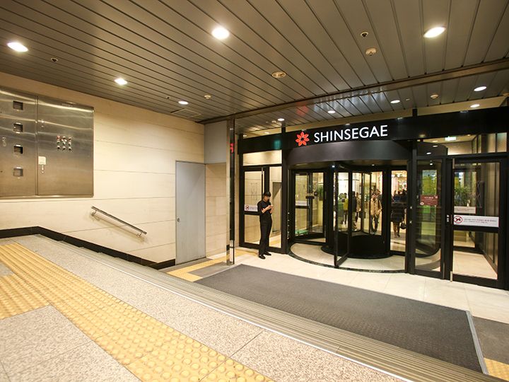 地下鉄の駅構内とデパ地下が連結