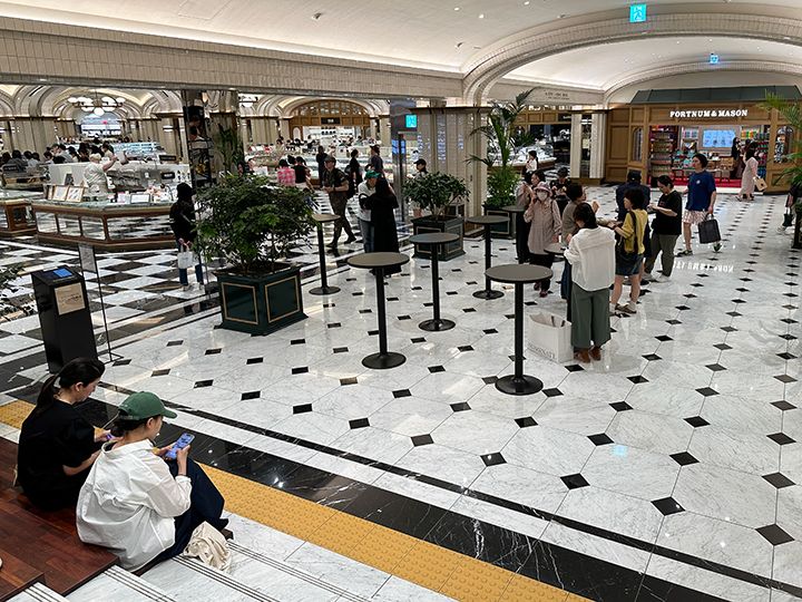 テイクアウト専門店のデザートも、エスカレーター付近のイートインスペースで飲食できます