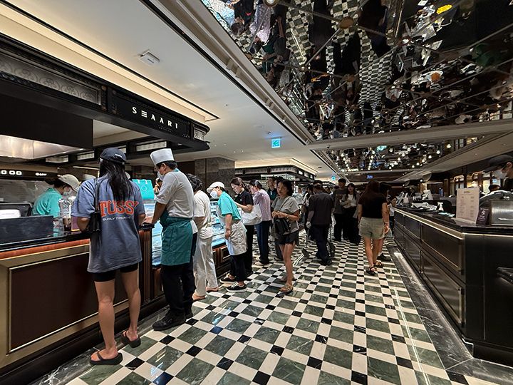 すべてが美味しく見えるデリコーナーも凄い熱気!