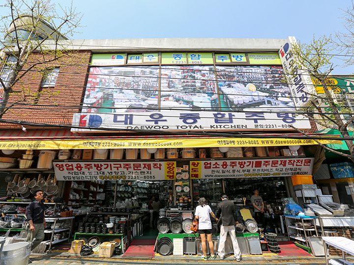 窓いっぱいの広告幕が目立ちます