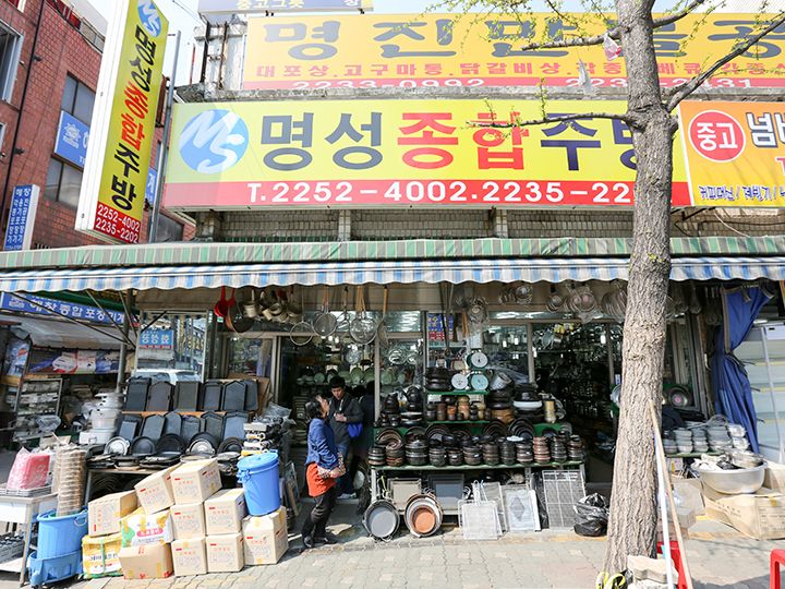 マッコリ用の器や焼酎蒸留器も