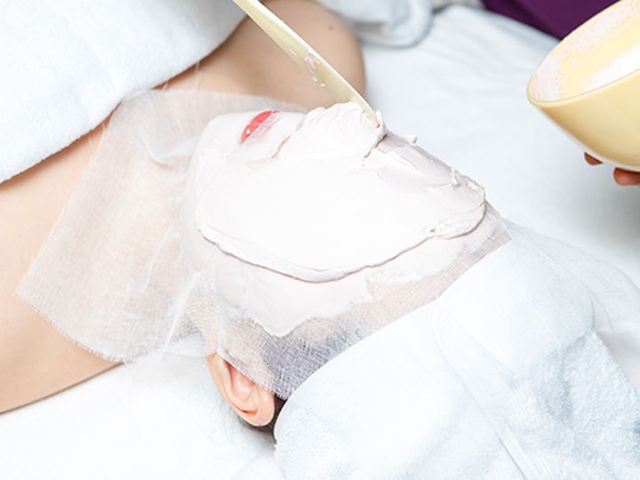 4. 石膏パック
美容液を塗った上から石膏を塗り、美容成分を肌の奥深くまで浸透させます。肌に潤いを与えることで、リフトアップ効果が期待できます。