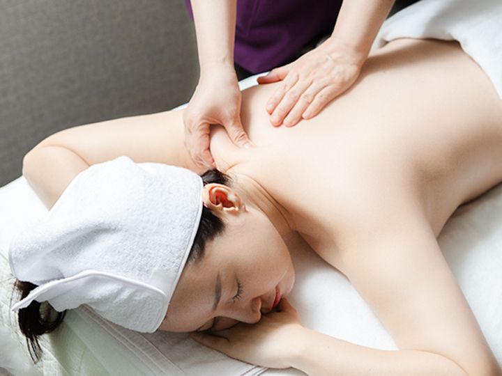 5. 全身ヒーリングアロマ
経絡マッサージ
緊張をほぐすアロマオイルで全身をほぐし、血流・リンパの流れを整えてリラクゼーション効果を高めます。