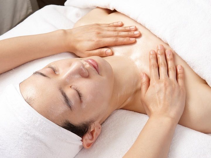 4.デコルテリンパマッサージ
リンパが集まるデコルテをじっくりマッサージすることで、むくみや凝りを改善します。