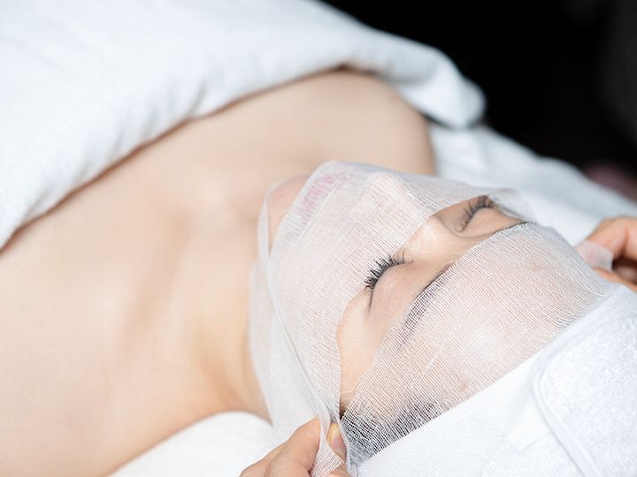 3. リフトアップバンテージ
顔に布を巻いて静脈を圧迫することで、顔の引き締めを更に強化します。