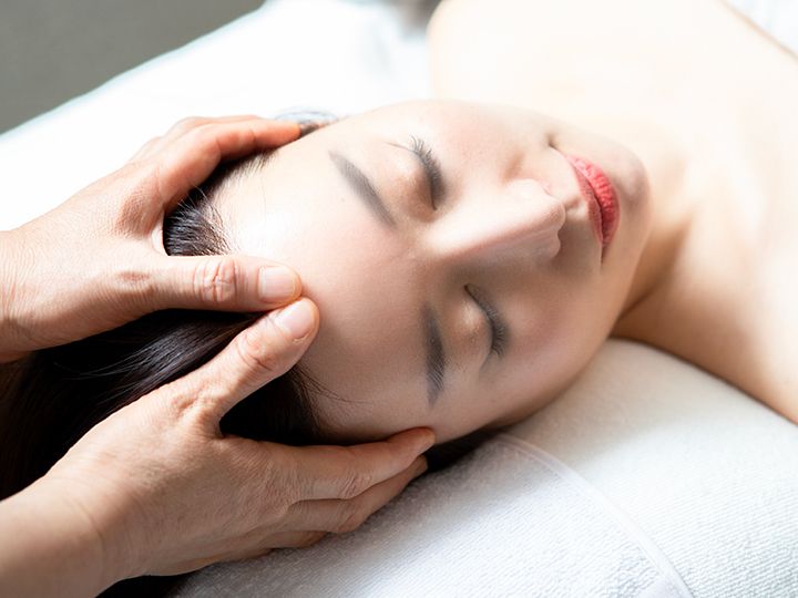 2.頭皮指圧
指で頭のつぼを刺激して、凝りで重くなった頭をすっきりさせます。