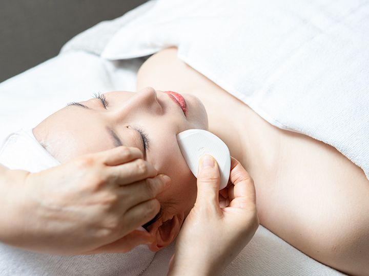 3.角質ケア
肌を柔らかくなめらかにする陶石を使用して、角質をやさしく除去します。