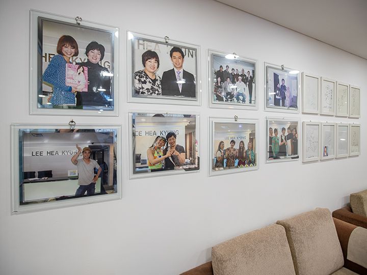 壁には芸能人のサインや写真が