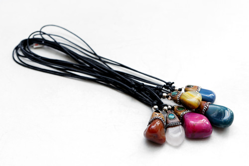 鮮やかな天然石のネックレス。いろいろあって迷いそう(各10,000ウォン)