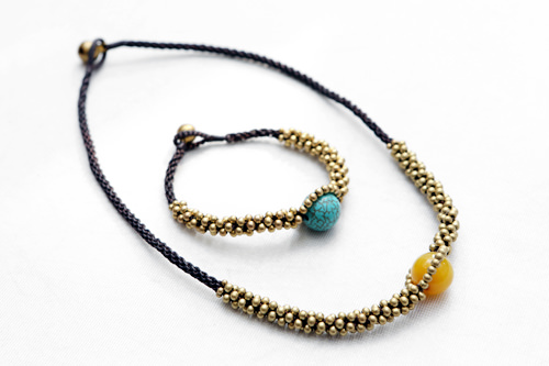 ネックレス(25,000ウォン)とブレスレット(16,000ウォン)は派手すぎない金色使い