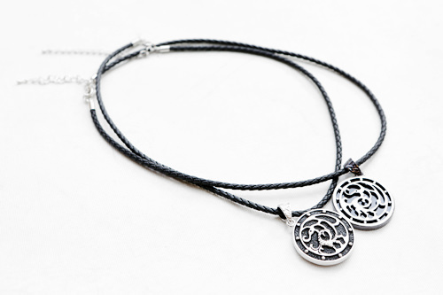 人気のモチーフ三足烏のネックレス(15,000ウォン)