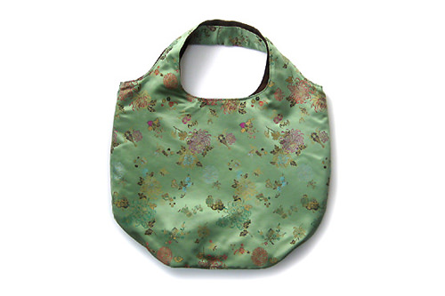 韓国らしい刺しゅうの入った裏もリバーシブルに使えます(裏)