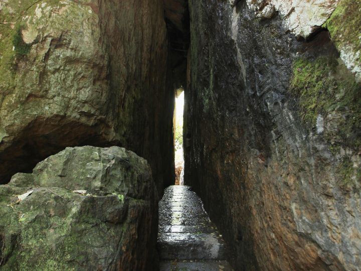 階段コースの途中には、岩の間を
利用した解脱門も