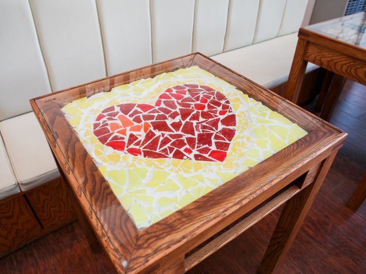 机にも陶磁器のデザインが施されています