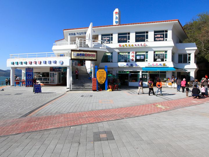 カフェやレストラン・刺身店が入った梧桐島カメリア