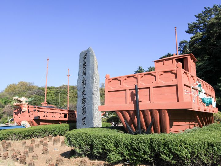 李舜臣(イ・スンシン)将軍に関連した「亀甲船(コブッソン)」などの展示も。