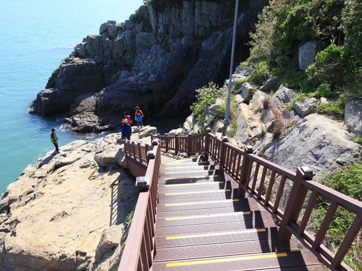 龍窟へは散策路を外れ、階段を下りていきます。