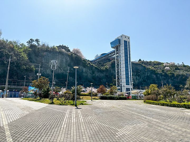 「麗水海上ケーブルカー」乗り場へと上がれるエレベーターも