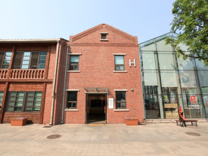 国際文芸交流の場として国際ゼミなども運営