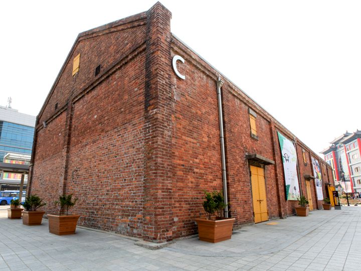 記念撮影の背景にいいレンガの建物