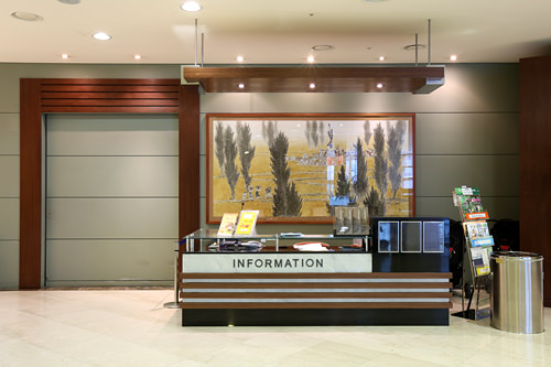 インフォメーションで荷物も預かってもらえる