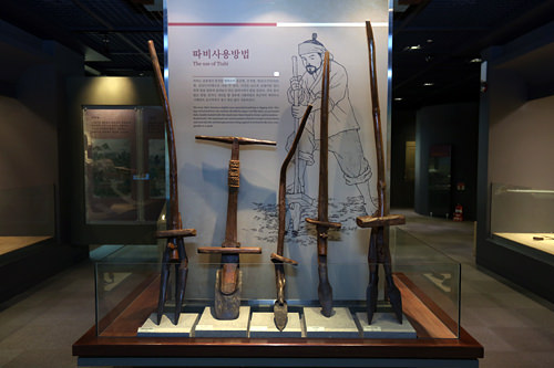 タビと呼ばれる開墾用農具。最近まで石の多い済州島など島地域で使われていた。