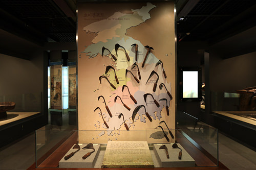 韓国伝統除草具のホミ。土質や作物の
違いにより刃の形が違う。