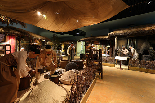 コメ、反物、魚屋などを営む商店や
酒屋などで賑わう伝統市場