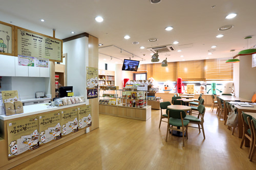 コメ加工食品の販売店と併設のカフェ