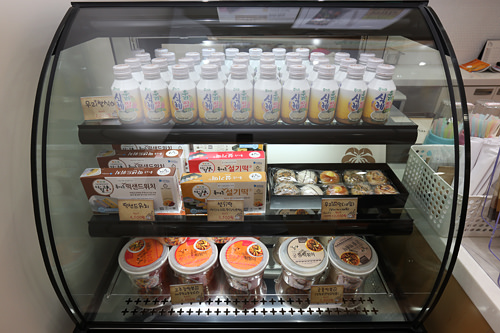 農協ブランドのシッケ(日本の甘酒のようなコメ発酵飲料)、トッポッキ、モチサンドイッチが人気