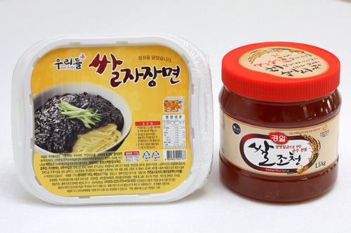 コメが原料のチャジャンミョン(左)と水飴