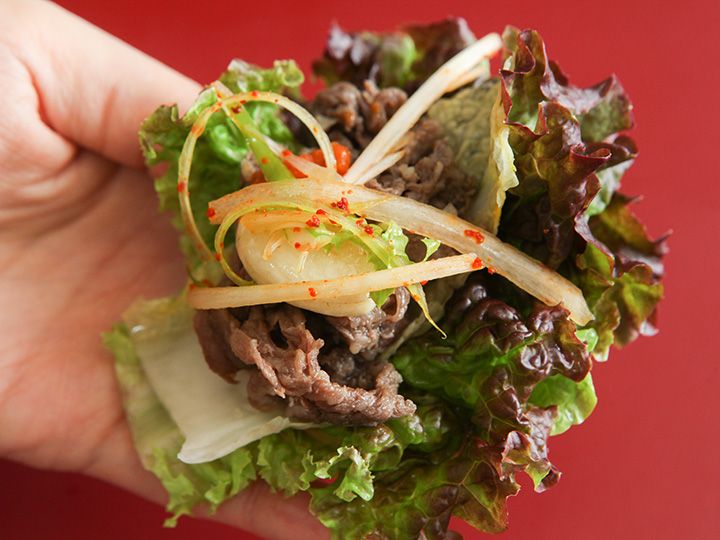 サンチュに白キムチやネギの和え物と一緒に津包んで食べてもおいしい