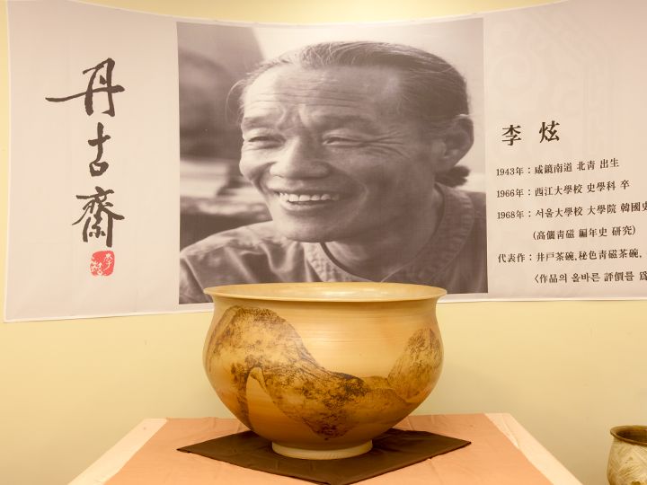 創業者のイ・ヒョン氏と生前の作品