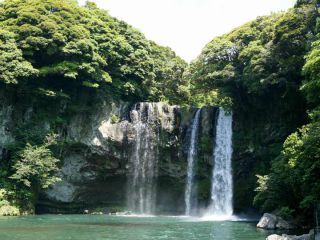 済州島三大滝の一つ「天地淵瀑布」