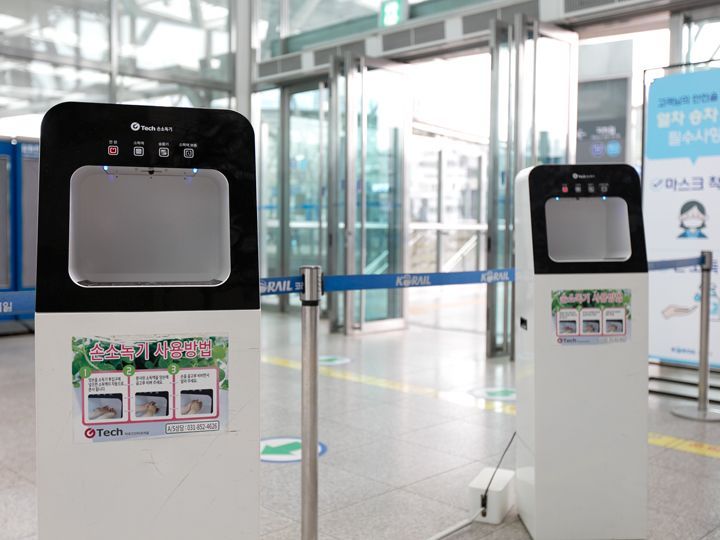 ソウル駅のKTX乗り場近くにある、非接触で手の消毒ができる機械
