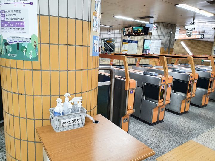 地下鉄の駅の改札近くに設置された消毒液