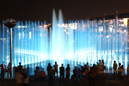 見る人を楽しませる音楽噴水