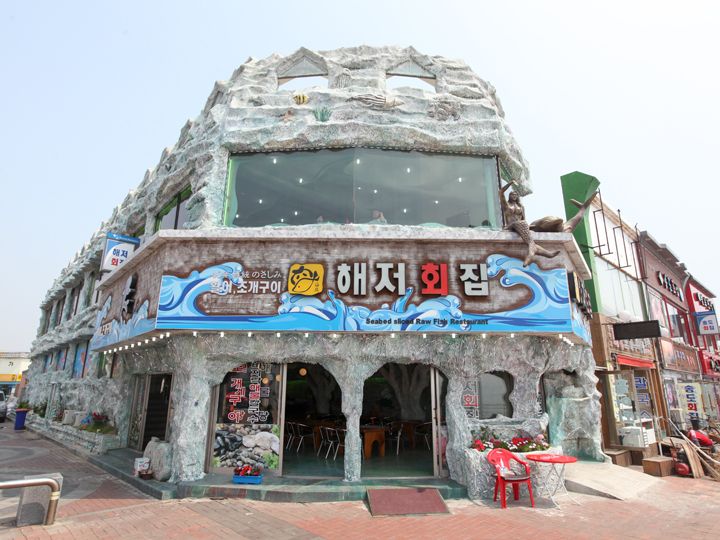 月尾文化通りに並ぶ
貝焼きや刺身のレストラン