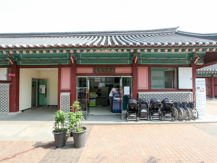 車イスや乳母車の貸出、
ガイドサービスを
提供している公園入口の案内所 地図5