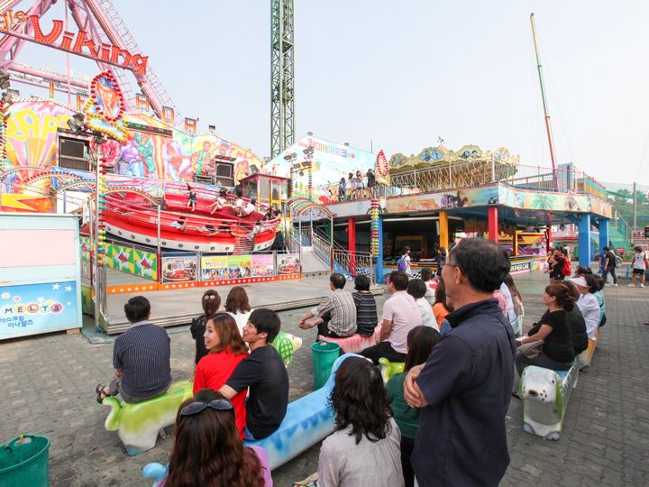 大勢の観光客が見物に訪れる
元祖ディスコパンパン