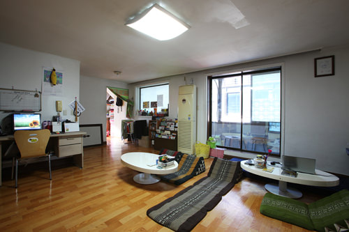 玄関すぐに共同スペースがあることも