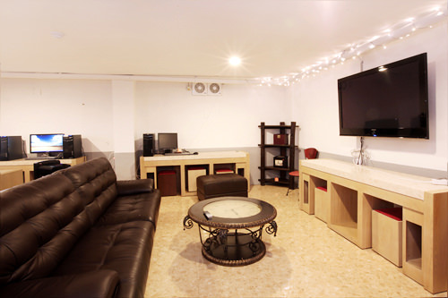 共同スペースにはテレビやパソコンがあります