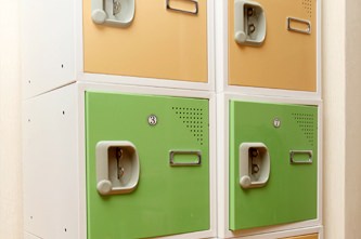 鍵付きロッカーが設置されていることも