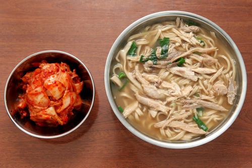 1968年創業の韓国手打ち麺専門店「ヘソンカルグクス」