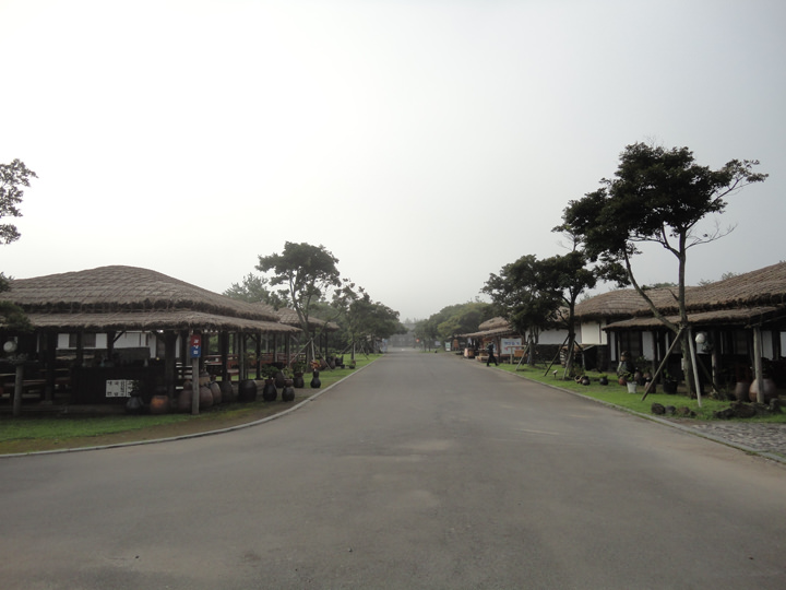 民俗市場
マッコリ店などの飲食店があります